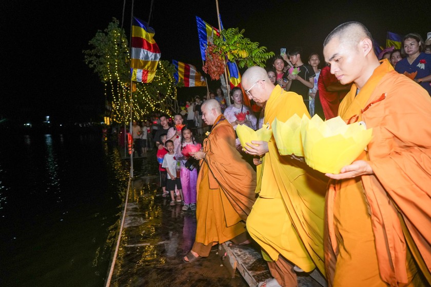 Các chư tăng, phật tử thả hoa đăng. Các chư tăng, phật tử thả hoa đăng.