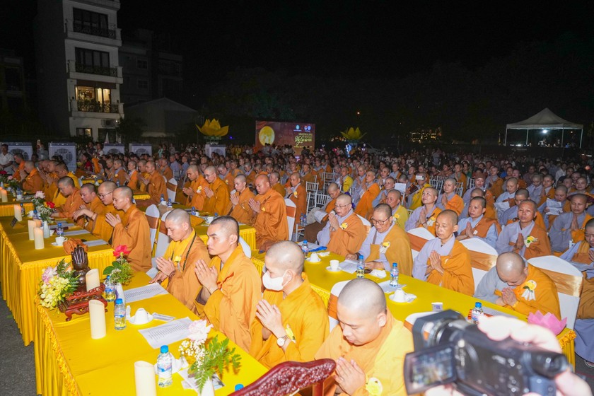 Các chư tăng thực hiện nghi thức của buổi lễ. Các chư tăng thực hiện nghi thức của buổi lễ.