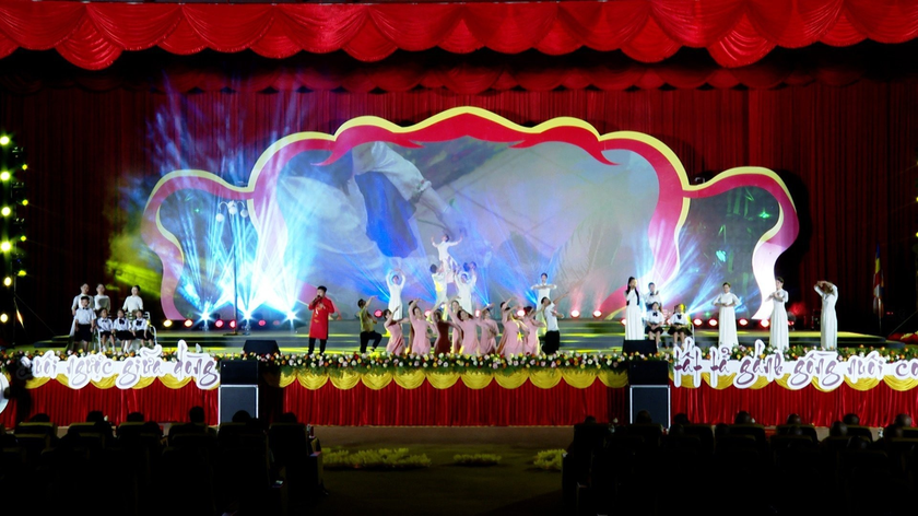 Tiết mục văn nghệ với chủ đề “Ơn nghĩa sinh thành”.