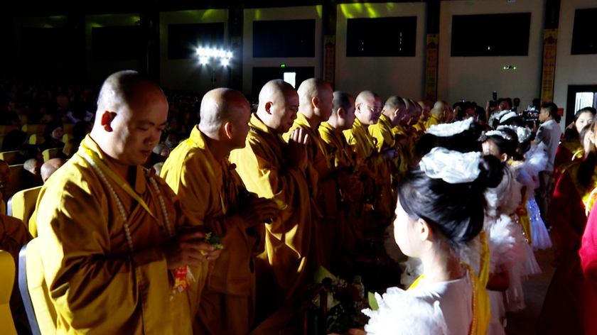 Nghi thức cài hoa hồng.
