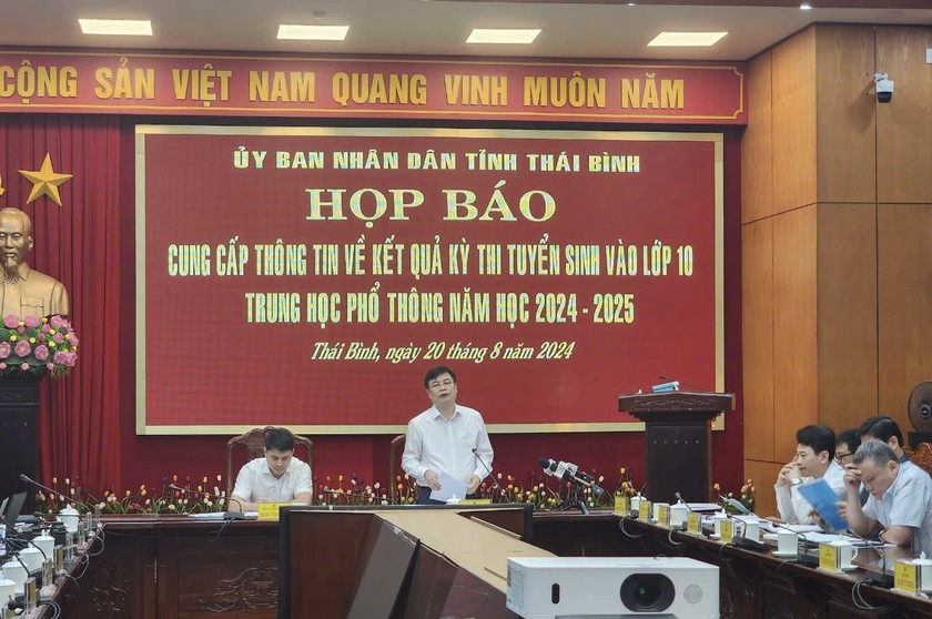 Ông Phạm Văn Nghiêm - Phó Chủ tịch UBND tỉnh Thái Bình chỉ trì buổi họp báo.