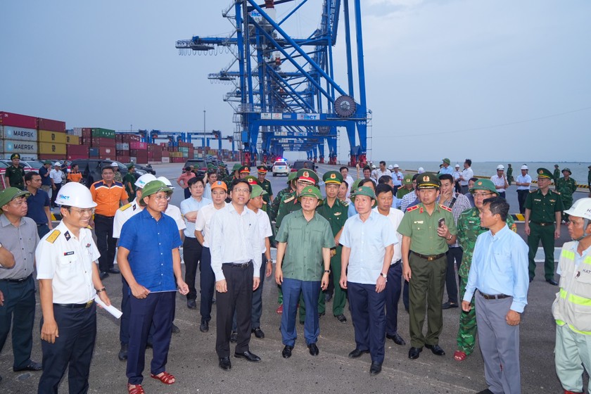 Phó Thủ tướng Trần Hồng Hà kiểm tra công tác ứng phó bão tại Cảng Lạch Huyện.
