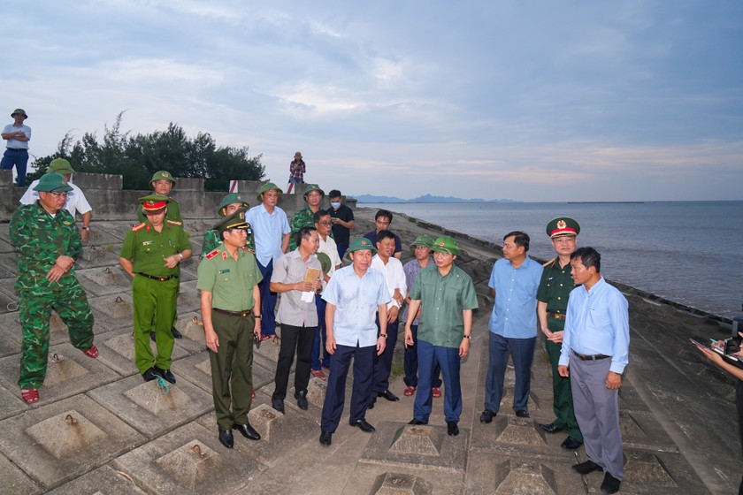 Phó Thủ tướng Trần Hồng Hà kiểm tra tại tuyến đê biển Cát Hải.