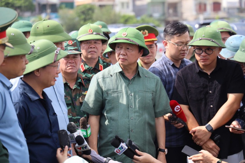 Phó Thủ tướng Trần Hồng Hà kiểm tra khu bến neo đậu tàu thuyền tránh trú bão tại thị trấn Cái Rồng, huyện Vân Đồn.