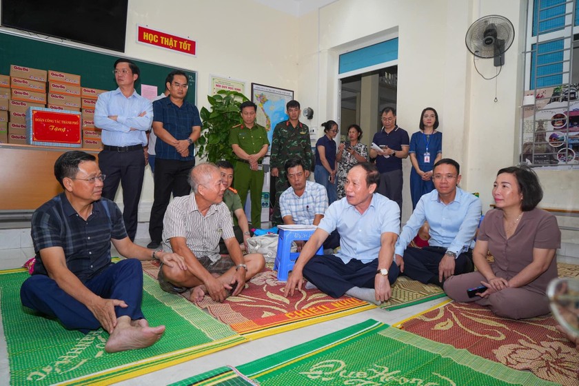 Bí thư Thành ủy Hải Phòng Lê Tiến Châu tới thăm hỏi, tặng quà và động viên người dân được di chuyển đến các địa điểm tránh trú bão an toàn.