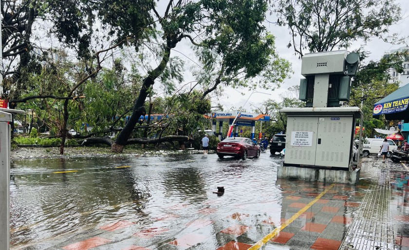 Tuyến đường Trần Phú ngập sâu khiến việc di chuyển của người dân gặp khó khăn.