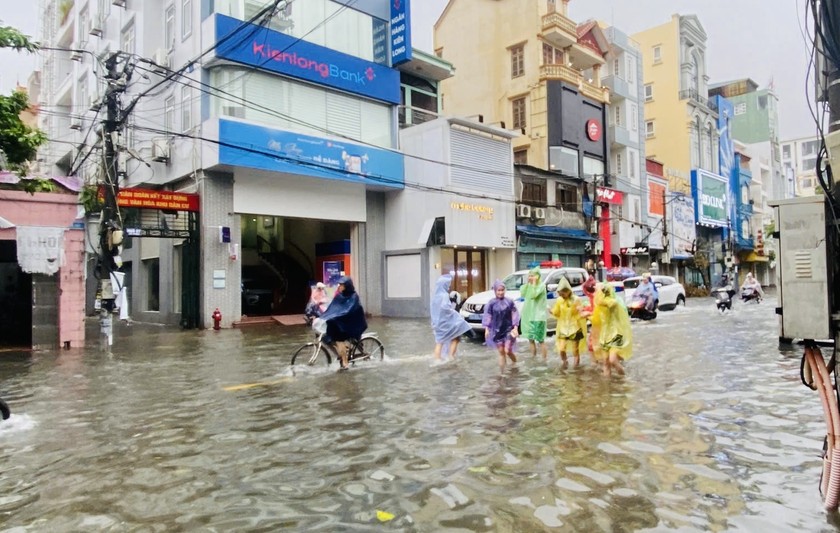 Học sinh Hải Phòng tiếp tục nghỉ học ngày 12/9 do mưa ngập.