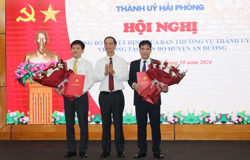 Phó Bí thư Thường trực Thành ủy Đỗ Mạnh Hiến trao Quyết định và tặng hoa ông Phạm Việt Hùng, Chu Đức Anh.