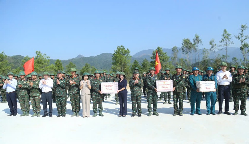 Bà Trịnh Thị Minh Thanh, Phó Bí thư Thường trực Tỉnh ủy Quảng Ninh tặng quà động viên cán bộ, chiến sỹ tham gia diễn tập.