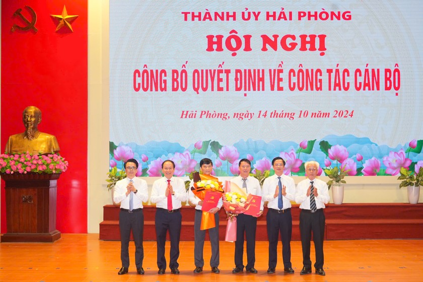 Lãnh đạo Thành ủy trao Quyết định cho ông Phùng Văn Thanh và ông Đào Văn Ninh.