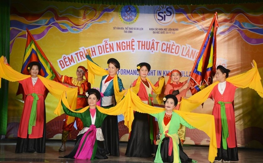 Các nghệ nhân chèo làng Khuốc (xã Phong Châu, huyện Đông Hưng, tỉnh Thái Bình) biểu diễn phục vụ nhân dân.
