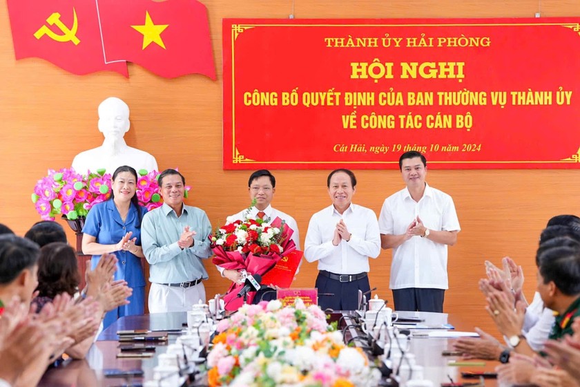 Lãnh đạo TP Hải Phòng tặng hoa chúc mừng ông Trần Văn Phương.