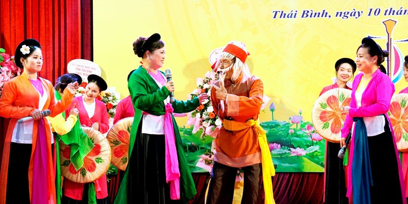 Nghệ nhân Nhân dân Bùi Văn Ro biểu diễn cùng các nghệ nhân, diễn viên câu lạc bộ chèo làng Khuốc. Ảnh VHTTTB.