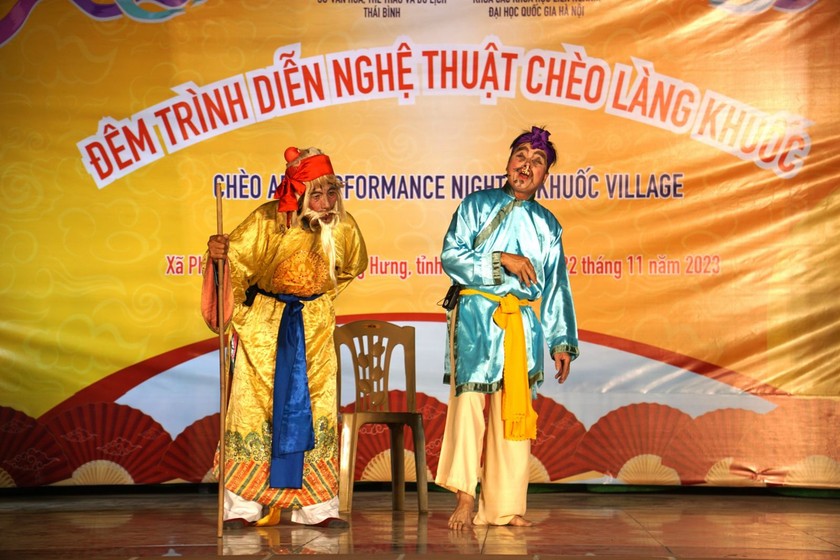 Nghệ nhân Nhân dân Bùi Văn Ro và nghệ nhân Vũ Văn Thìn biểu diễn trích đoạn chèo “Lão say cu cậu”.