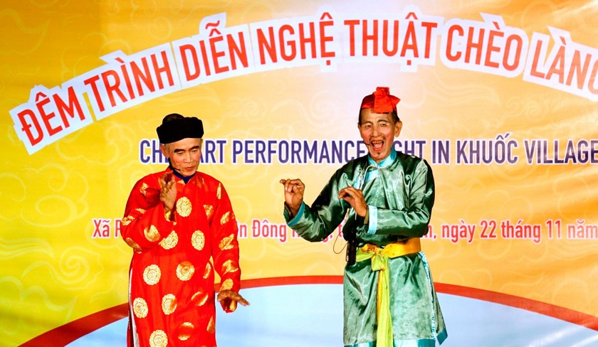 Nghệ nhân Nhân dân Bùi Văn Ro cùng nghệ nhân cao tuổi của làng Khuốc biểu diễn trích đoạn chèo.