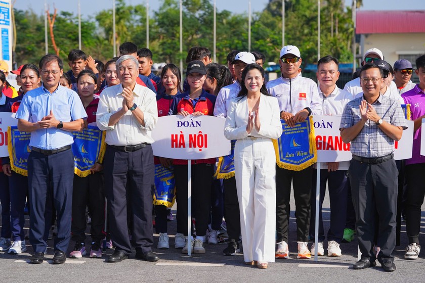 Ban Tổ chức trao cờ lưu niệm cho các đơn vị tham gia giải.