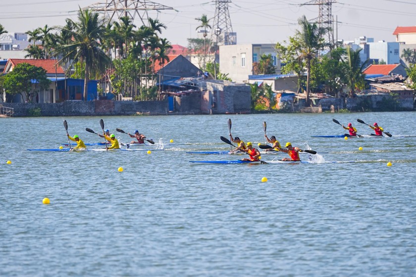 Các đội bước vào thi đấu.