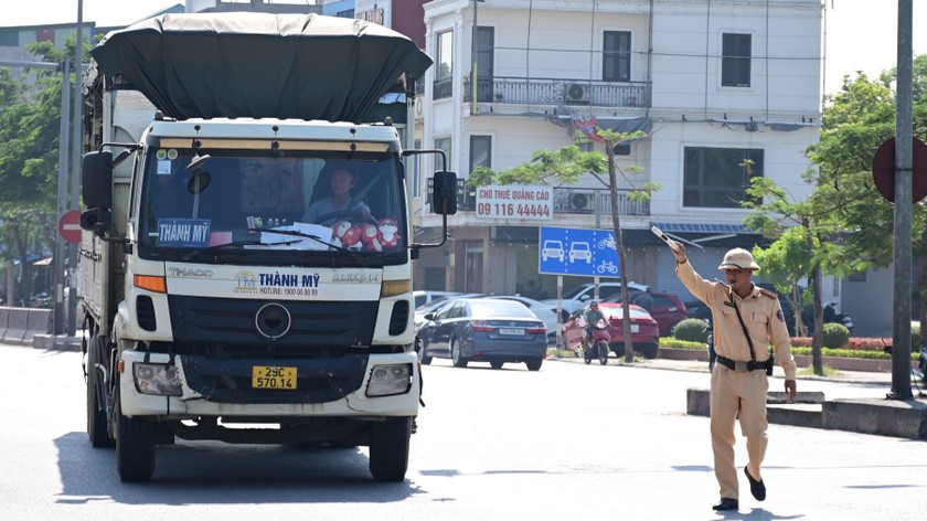 Lực lượng chức năng thực hiện kế hoạch tổng kiểm soát xe ô tô kinh doanh vận tải đường bộ.