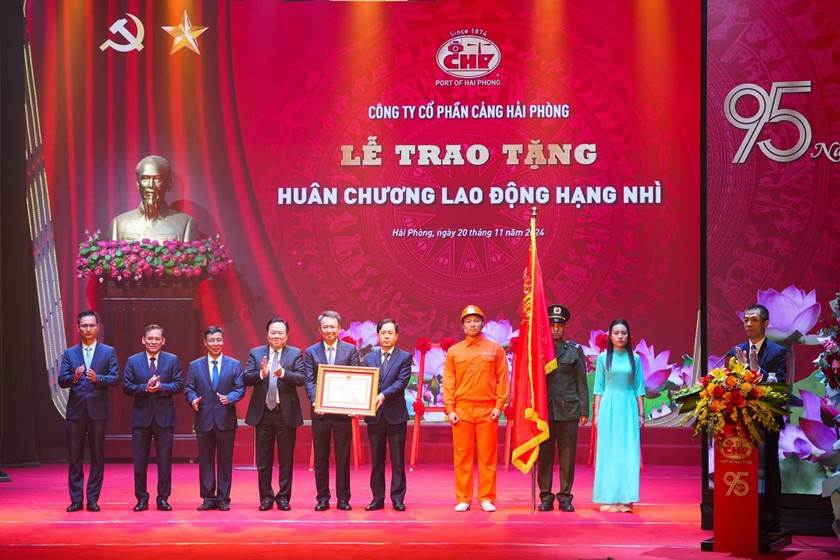 Thừa ủy quyền của Chủ tịch nước, ông Nguyễn Hoàng Anh, Uỷ viên Trung ương Đảng, Chủ tịch Uỷ ban Quản lý vốn nhà nước tại doanh nghiệp trao Bằng khen cho Công ty cổ phần Cảng Hải Phòng.