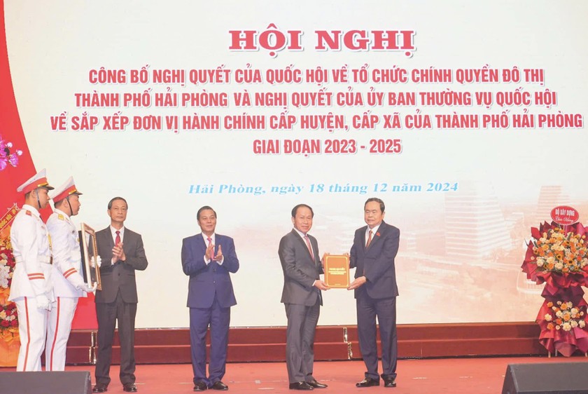 Chủ tịch Quốc hội Trần Thanh Mẫn trao Nghị quyết của Quốc hội về tổ chức chính quyền đô thị TP Hải Phòng