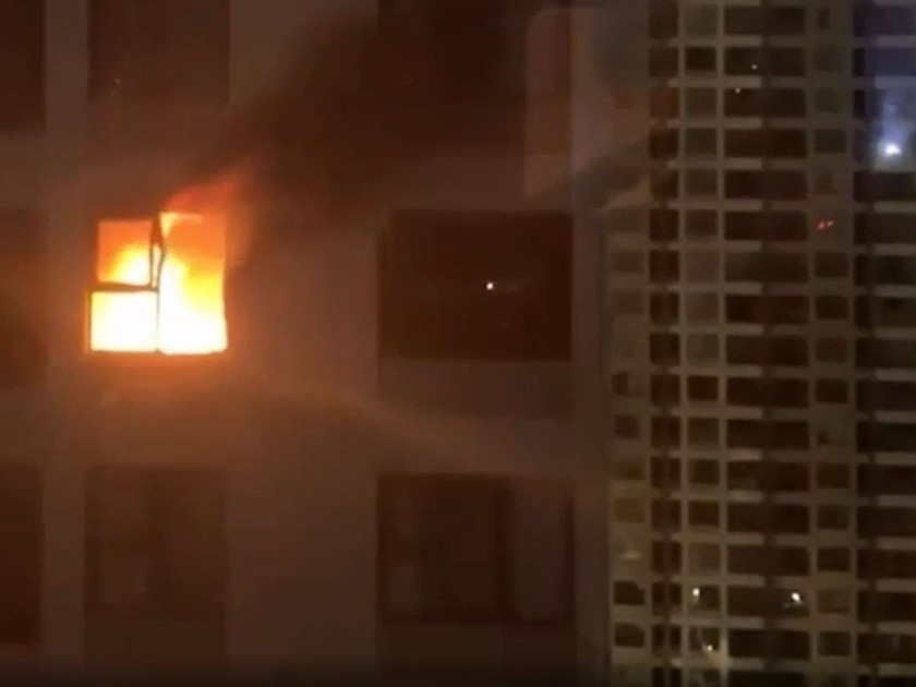 Vụ cháy tại căn hộ tầng 19 của một chung cư Akari khiến hàng trăm cư dân tháo chạy vào rạng sáng 23/6 .