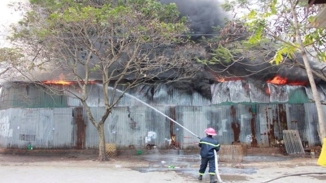 Kho hàng mỹ phẩm phát hỏa giữa thủ đô