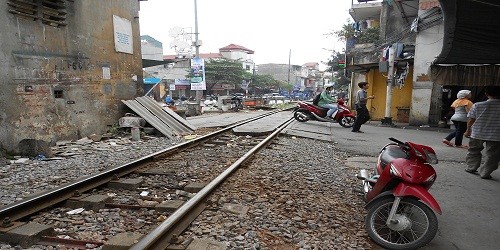 Toàn hệ thống đường sắt có khoảng 6.000 điểm giao cắt trực tiếp giữa đường bộ và đường sắt.