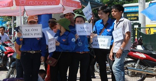 Sinh viên tình nguyện “đội nắng” cùng thí sinh đi thi