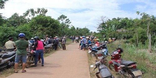 Bàng hoàng phát hiện hàng xóm chết sau nhà mình