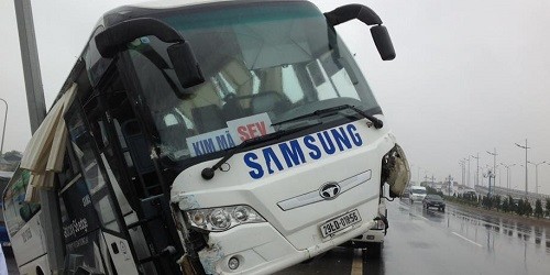 Đường trơn, mất lái, xe chở công nhân SamSung gặp tai nạn