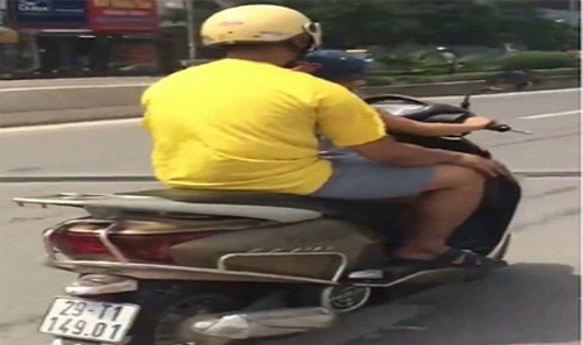 Phạt ông bố cho con trai 6 tuổi lái xe máy trên đường Hà Nội