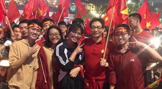 Phó Thủ tướng Vũ Đức Đam xuống đường chúc mừng U23 Việt Nam