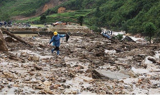 Đường sá bị chia cắt khiến nhiều điểm rất khó tiếp cận để ứng cứu, khắc phục sự cố.