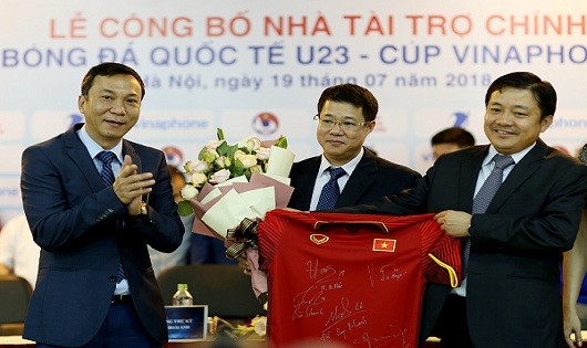 Ông Trần Quốc Tuấn - Phó chủ tịch thường trực VFF - trao tặng áo thi đấu chính thức của đội tuyển cho ông Huỳnh Quang Liêm - Phó TGĐ Tập đoàn VNPT.