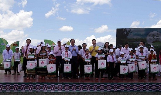 Chương trình Cặp lá yêu thương tặng quà cho 34 "Lá chưa lành" tỉnh Đắk Nông 