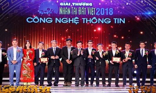Ông Trần Mạnh Hùng – Chủ tịch Hội đồng Thành viên Tập đoàn VNPT và ông Võ Văn Thưởng - Trưởng Ban Tuyên giáo TW - trao giải Nhì lĩnh vực CNTT cho các tác giả.