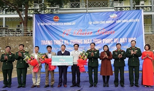 Tập đoàn Viettel bàn giao 3 phòng máy tính và trang thiết bị cho các trường ở huyện Bá Thước (Thanh Hóa).