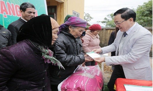 200 phần quà Tết của CBVCLĐ NHCSXH đã được trao tới bà con của huyện Nguyên Bình (Cao Bằng).