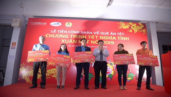 Ông Nguyễn Thanh Lâm - Phó Giám đốc Công ty Dịch vụ MobiFone khu vực 8 - trao quà cho đại diện công đoàn các khu công nghiệp tỉnh Bình Dương, Đồng Nai