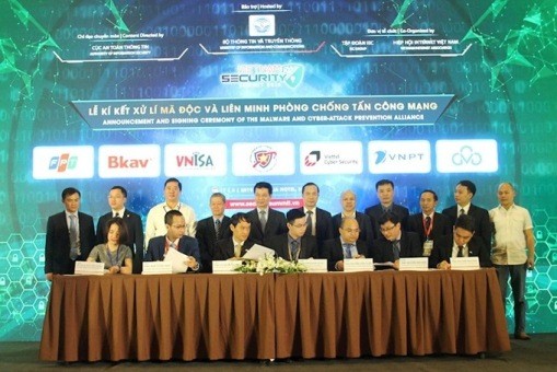 Đại diện Trung tâm Giám sát an toàn không gian mạng quốc gia (Cục An toàn thông tin), Hiệp hội An toàn thông tin Việt Nam và 5 thành viên sáng lập Liên minh “Xử lý mã độc và phòng, chống tấn công mạng” ký kết thỏa thuận hợp tác.