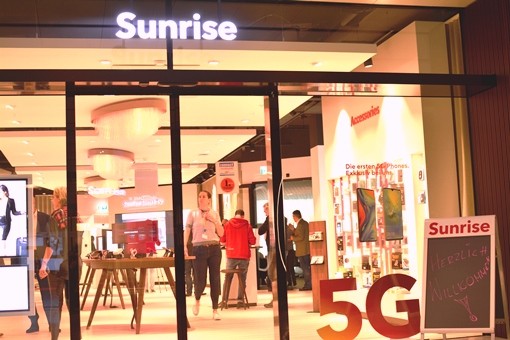 Điện thoại Huawei Mate 20 X (5G) bắt đầu được trải nghiệm tại cửa hàng của mạng di động Sunrise tại Ambassador House (Thuy Sĩ)