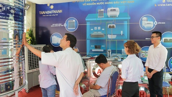 Nhiều khách hàng quan tâm tìm hiểu các sản phẩm của Tân Á Đại Thành được giới thiệu tại Triển lãm