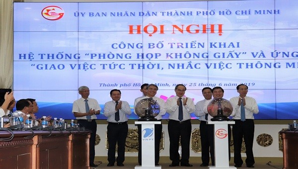 Lễ khai trương Hệ thống "Phòng họp không giấy" và ứng dụng "Giao việc tức thời - nhắc việc thông minh" tại UBND TP HCM sáng ngày 25/6