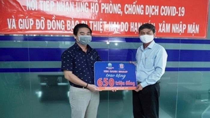 Ông Nguyễn Thuận - đại diện Kim Oanh Group - trao tiền hỗ trợ cho Mặt trận Tổ quốc tỉnh Bình Dương.