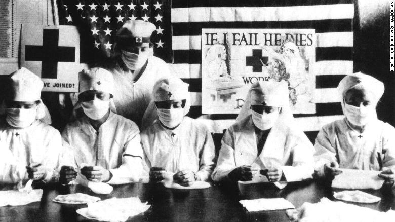 ảnh: Các tình nguyện viên Chữ thập đỏ đeo mặt nạ trong đại dịch cúm năm 1918.