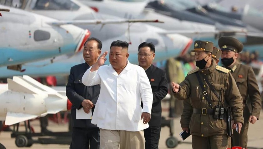 Nhà lãnh đạo Triều Tiên Kim Jong-un kiểm tra lực lượng phòng không phía Tây Triều Tiên được hãng thông tấn KCNA phát ngày 12/4. ẢNh: Reuters/KCNA.