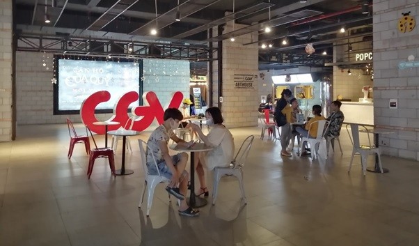 CGV vắng bóng khách xem phim trong ngày đầu trở lại