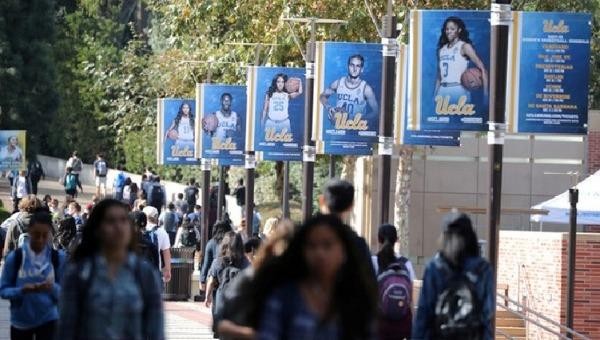 Các sinh viên trong khuôn viên Đại học California, Los Angeles - Ảnh: Reuters