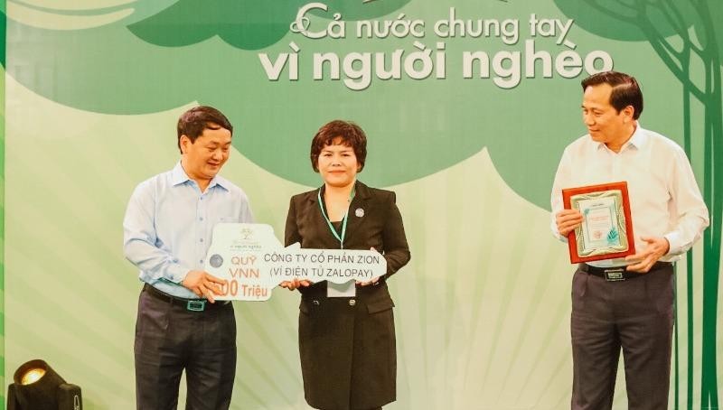 Bà Trương Cẩm Thanh – Chủ tịch Zion, đại diện ZaloPay trao 500 triệu đồng cho Quỹ “Vì người nghèo”.