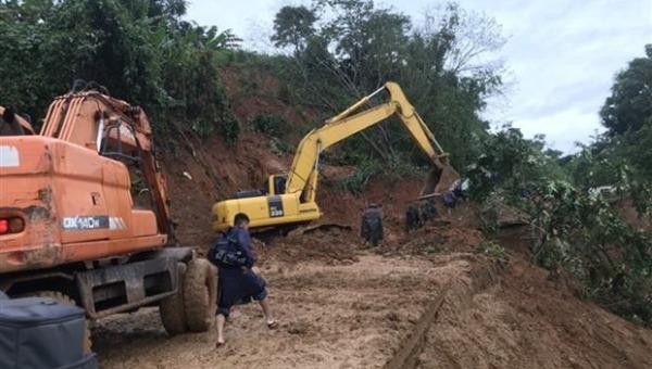 Lực lượng cứu hộ, cứu nạn hành quân tới hiện trường vụ sạt lở trong điều kiện vô cùng khó khăn do đường giao thông có nhiều điểm bị sạt lở nghiêm trọng. (Ảnh: Thanh Thủy/TTXVN)